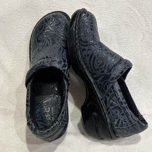 BOC Born Concept Peggy Paisely Clogs Embossed Slip On Blue BC4630 Women Size 7
